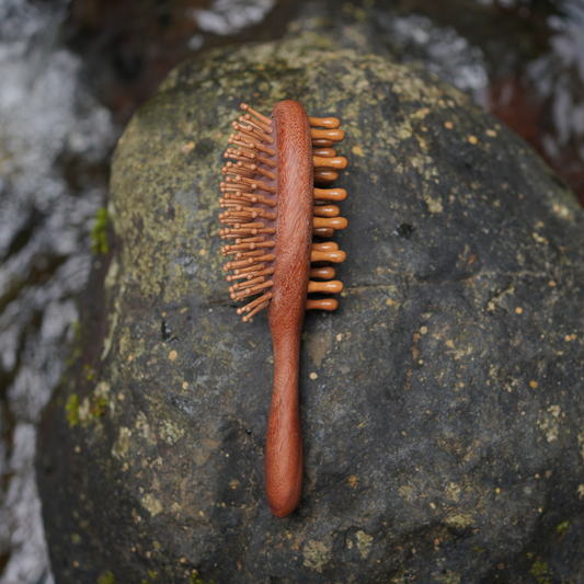 MAVI REVIV - Sandalwood Scalp Massager für Haarwachstum & Durchblutung