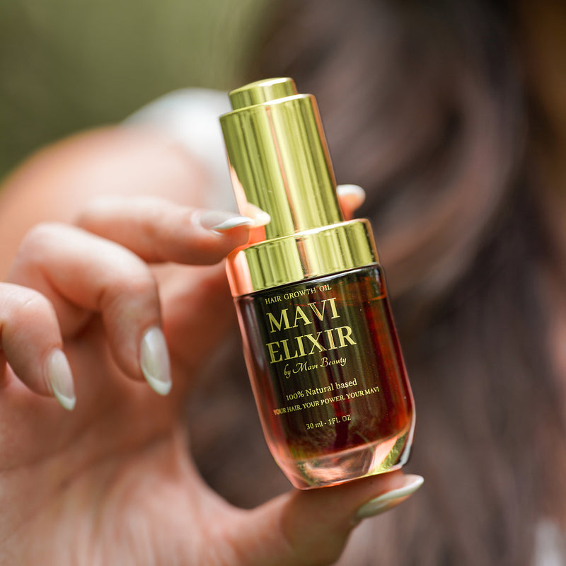MAVI ELIXIR Hair Growth Oil – Kopfhaut-Elixir aus 12 reinen Wirkstoffen in der Hand